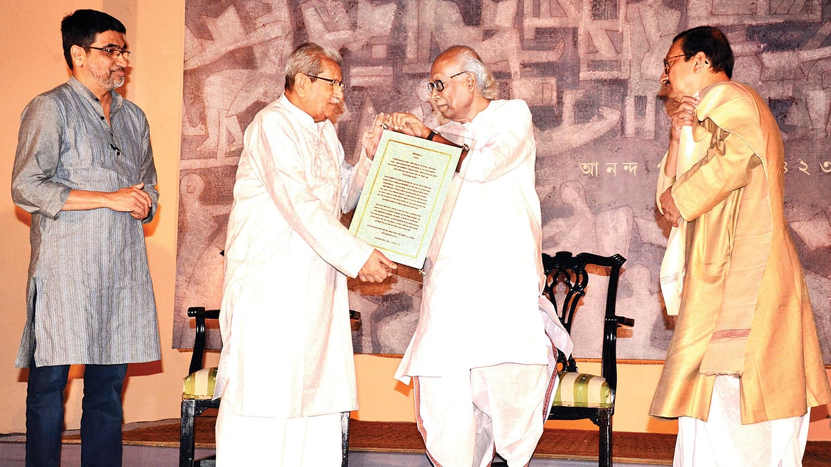 অধ্যাপক আনিসুজ্জামানের হাতে গতকাল কলকাতার একটি হোটেলে আনন্দ পুরস্কার তুলে দেন কবি শঙ্খ ঘোষ। উপস্থিত ছিলেন আনন্দবাজার পত্রিকার সম্পাদক অনির্বাণ চট্টোপাধ্যায় (বাঁয়ে) ও কথাসাহিত্যিক হর্ষ দত্ত l ছবি: ভাস্কর মুখার্জি