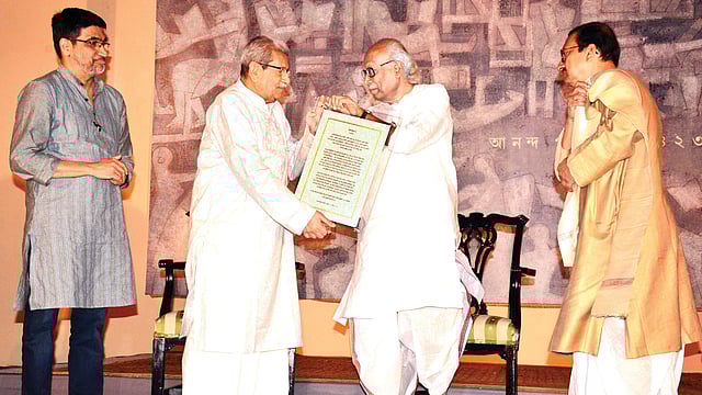 অধ্যাপক আনিসুজ্জামানের হাতে গতকাল কলকাতার একটি হোটেলে আনন্দ পুরস্কার তুলে দেন কবি শঙ্খ ঘোষ। উপস্থিত ছিলেন আনন্দবাজার পত্রিকার সম্পাদক অনির্বাণ চট্টোপাধ্যায় (বাঁয়ে) ও কথাসাহিত্যিক হর্ষ দত্ত l ছবি: ভাস্কর মুখার্জি