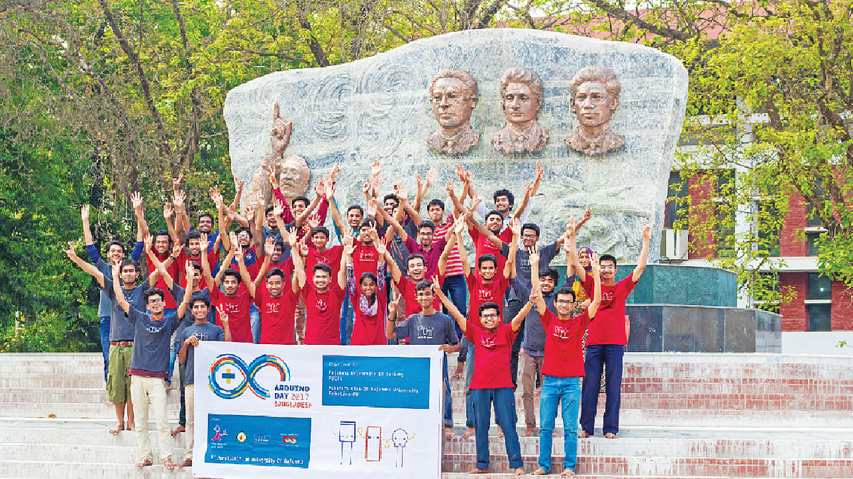 রাজশাহী বিশ্ববিদ্যালয়ে আরডুইনো দিবসের আয়োজকেরা। ছবি: সংগৃহীত