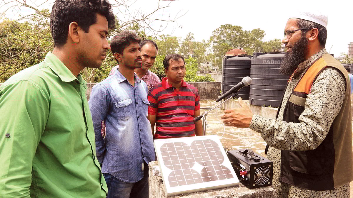নিজের উদ্ভাবিত ‘আওয়াজ রিচার্জেবল সাউন্ড সিস্টেম’ সম্পর্কে দর্শনার্থীদের জানাচ্ছেন সৈয়দ মুহাম্মদ মঈনুল আনোয়ার। গত ২৬ এপ্রিল জাতীয় বিজ্ঞান ও প্রযুক্তি জাদুঘর থেকে ছবিটি তোলা l প্রথম আলো