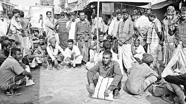 এখন বোরো মৌসুম হওয়ায় মানিকগঞ্জ বাসস্ট্যান্ড এলাকায় শ্রমিকের হাট জমজমাট। উত্তর ও উত্তর-পশ্চিমাঞ্চলের বিভিন্ন জেলার মৌসুমি শ্রমিকেরা কাজ করতে এখানে এসেছেন। ছবিটি গতকাল সকাল আটটার দিকে তোলা l প্রথম আলো