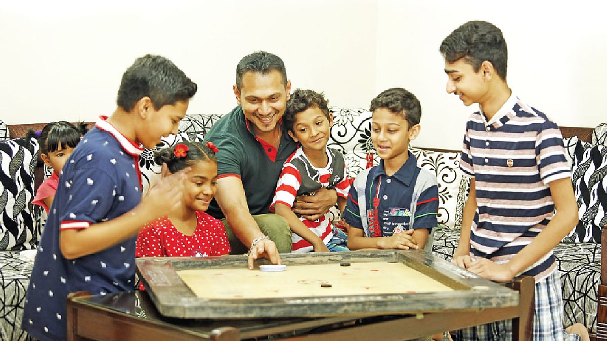 বিয়ে না করা মানেই একা থাকা নয়, থাকা যায় পরিবারের সঙ্গে আনন্দে