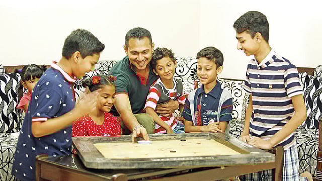 বিয়ে না করা মানেই একা থাকা নয়, থাকা যায় পরিবারের সঙ্গে আনন্দে