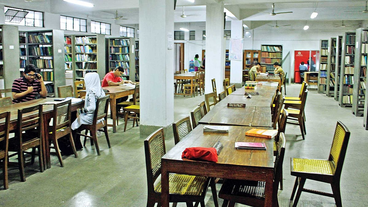 ফাঁকা পাঠকক্ষ। নানা বিষয়ের হালনাগাদ বই না থাকায় কমছে পাঠক। ছবিটি চট্টগ্রাম বিভাগীয় গণগ্রন্থাগার থেকে গত ২৪ এপ্রিল দুপুরে তোলা l জুয়েল শীল