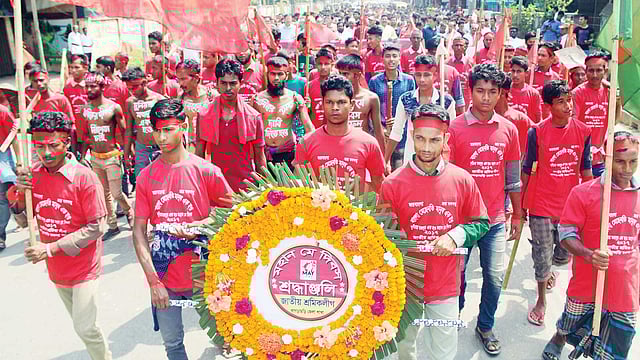 মে দিবস উপলক্ষে জাতীয় শ্রমিক লীগ খাগড়াছড়ি জেলা শাখার উদ্যোগে শহরে শোভাযাত্রা বের করা হয়। ছবিটি খাগড়াছড়ির আদালত সড়ক থেকে তোলা l প্রথম আলো
