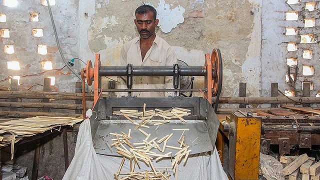 পাতলা পাত কাটিং মেশিনে কেটে কাঠি তৈরি হয়।