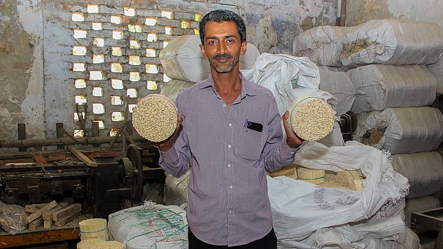 শুকানোর পর কাঠিগুলো বান্ডিল করে তা বস্তায় ভরে সরবরাহ করা হয় আইসক্রিমের কারখানায়।