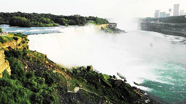 অপরূপ দৃশ্য। জলপ্রপাতের পাশে মেড অব দ্য মিস্ট বোট দেখা যাচ্ছে