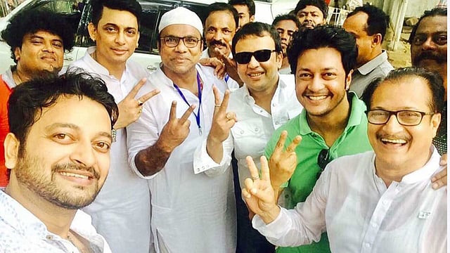 এফডিসিতে সাইমনের সেলফিতে বাঁ থেকে জায়েদ খান, মিশা সওদাগর, রিয়াজ, ইমন ও সুব্রত।