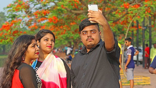 ভাইবোনেরা মিলে তুলছেন সেলফি। ছবি: সাবিনা ইয়াসমিন