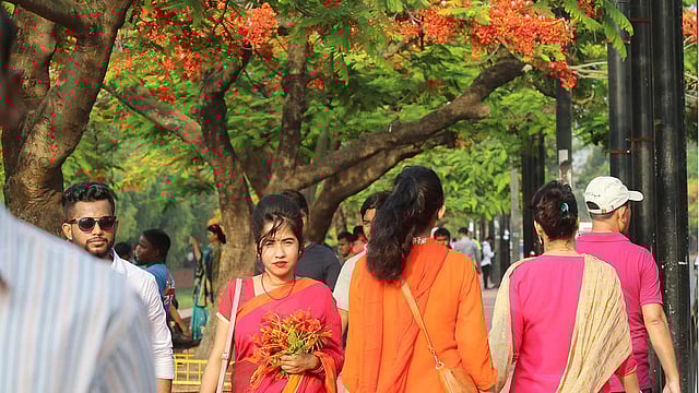 কৃষ্ণচূড়ার রঙে রঙিন দর্শনার্থীরাও। ছবি: সাবিনা ইয়াসমিন