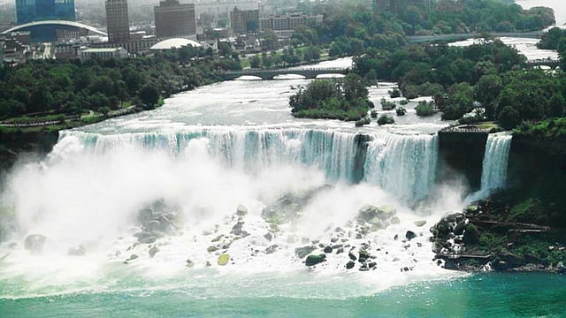 স্কাইলন টাওয়ার থেকে তোলা নায়াগ্রা জলপ্রপাতের নান্দনিক দৃশ্য
