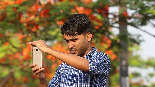 কৃষ্ণচূড়ার বাগানে সেলফি তোলার ধুম। ছবি: সাবিনা ইয়াসমিন