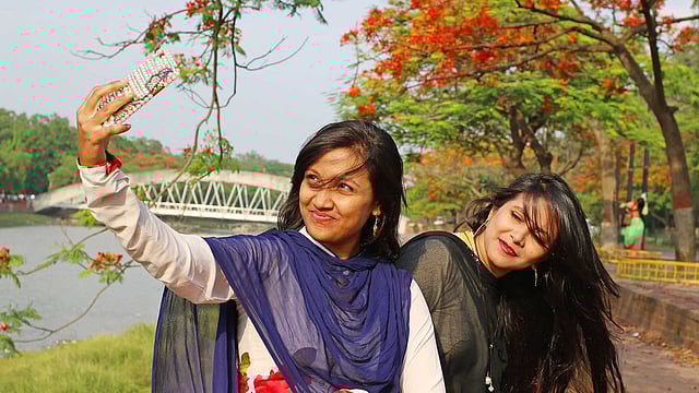 কৃষ্ণচূড়ার পটভূমিতে সেলফি। ছবি: সাবিনা ইয়াসমিন