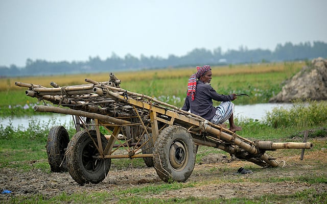 পাবনার সুজানগরের গাজনার বিলে বৃষ্টিপাত ও বানের পানিতে ডুবে গেছে বোরো ধান। কাজের ফাঁকে একটু জিরিয়ে নিচ্ছেন এক চাষি। ছবিটি আজ রোববার দুপুরে গাজনার বিলের ভুরকুলিয়া গ্রামের তুম্বুর খাল থেকে তোলা। ছবি: সরোয়ার মোর্শেদ
