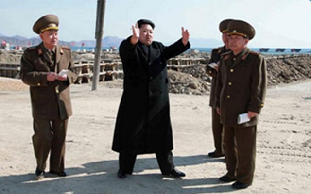 সেনাবাহিনীর কর্মকর্তাদের সঙ্গে কিম জং-উন। ছবি: রয়টার্স