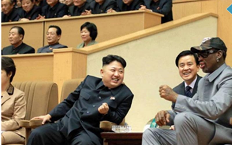 সাবেক বাস্কেট বল তারকা ডেনিস রডম্যানের সঙ্গে গল্পে মশগুল কিম জং-উন। ২০১৩ সালে দেশটিতে গিয়েছিলেন রডম্যান। ছবি: রয়টার্স