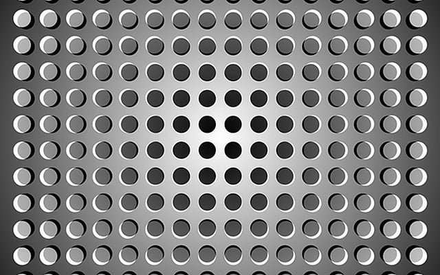 যেকোনো একটি বলের দিকে স্থিরদৃষ্টিতে তাকিয়ে থাকলেই দেখবেন, ছবিটা আর নড়াচড়া করছে না।