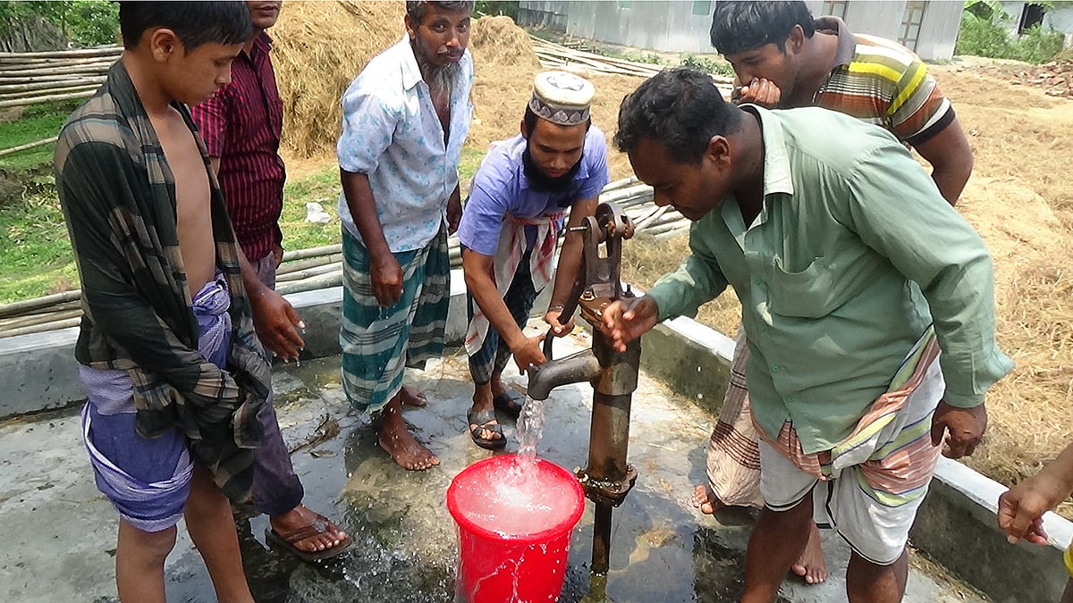 টিউবওয়েল থেকে বের হচ্ছে গরম পানি। ছবিটি কিশোরগঞ্জের তাড়াইল উপজেলার কাওয়াখালী বাজারের পাশ থেকে তোলা। ছবি: তাফসিলুল আজিজ