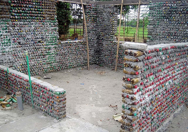 ১৭০০ বর্গফুটের বাড়িটিতে বোতল দিয়ে নির্মিত চারটি শোবার ঘর, একটি রান্নাঘর, একটি খাবার ঘর, দুটি শৌচাগার ও একটি বারান্দা থাকবে। ছবি: আবদুর রব