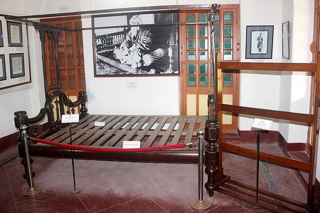 কবিগুরুর ব্যবহৃত খাট। ছবি: তৌহিদী হাসান