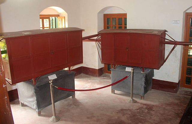 সে সময়ে বাহন হিসেবে পালকি ব্যবহৃত হতো। ছবি: তৌহিদী হাসান