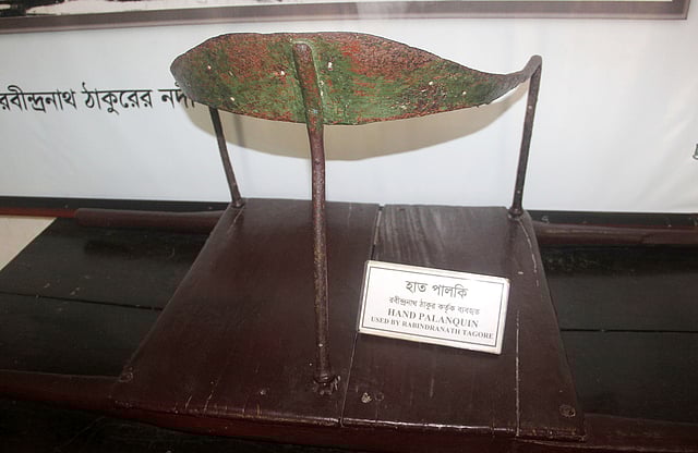 কবির ব্যবহৃত হাতপালকি। ছবি: তৌহিদী হাসান