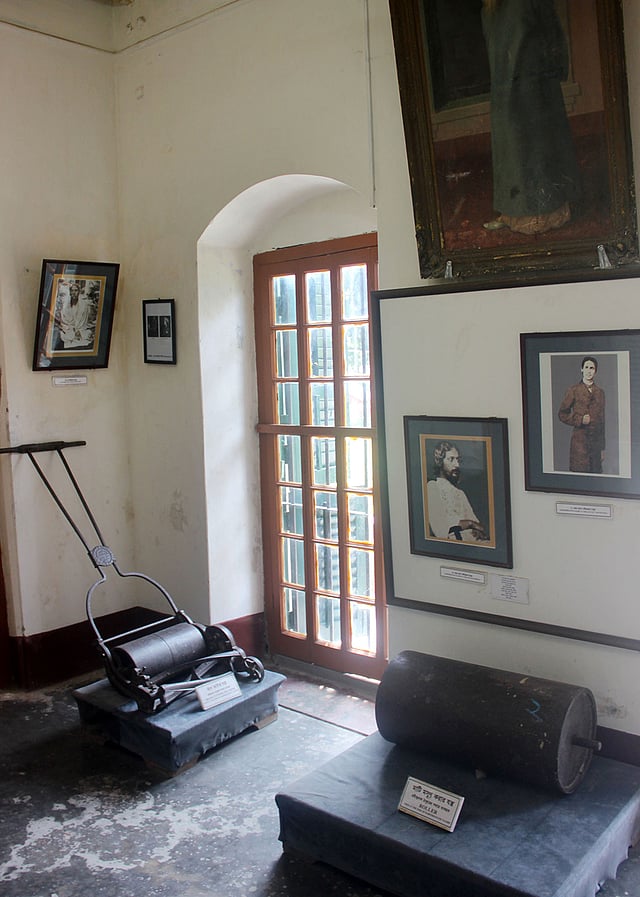 ব্যবহৃত কিছু জিনিসপত্র। ছবি: তৌহিদী হাসান