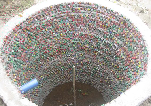 এই বাড়ির সেপটিক ট্যাংক ও প্লাস্টিকের বোতল দিয়ে তৈরি। ছবি: আবদুর রব