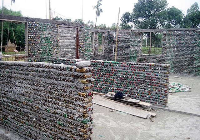 বোতল বাড়িটি নির্মাণে এক লিটার, আধা লিটার ও ২৫০ মিলিগ্রামের খালি প্লাস্টিকের (পিইটি) ৮০ হাজার বোতল ব্যবহৃত হয়েছে। ছবি: আবদুর রব