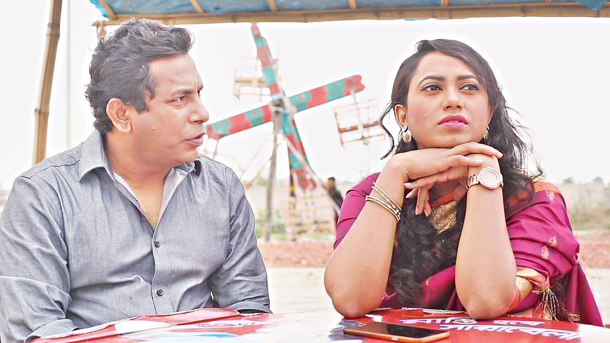 ‘বউ কথা কও’ নাটকের দৃশ্যে মোশাররফ ও জুঁই