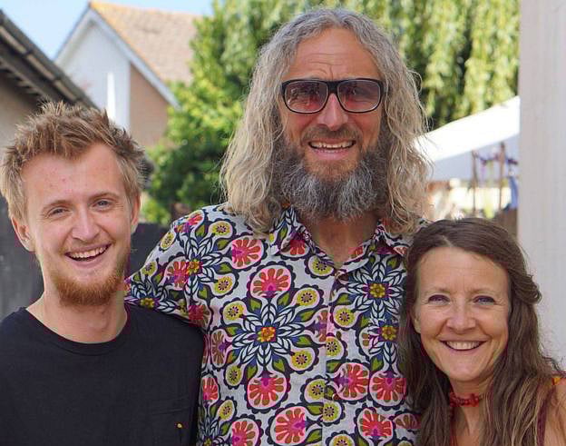 স্ত্রী ওয়েন্ডি (ডানে) ও ছেলে ডায়লানকে (বাঁয়ে) নিয়ে রাসেল ডেভিসন