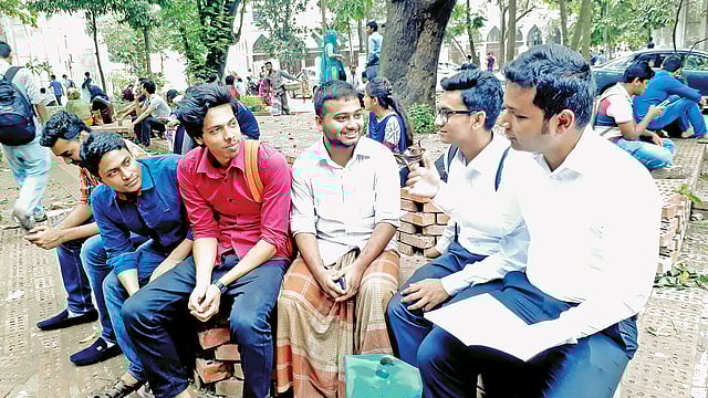 লুঙ্গি পরে ক্যাম্পাসে বন্ধুদের সঙ্গে আড্ডা দিচ্ছেন শাহরিয়ার হোসেন l প্রথম আলো