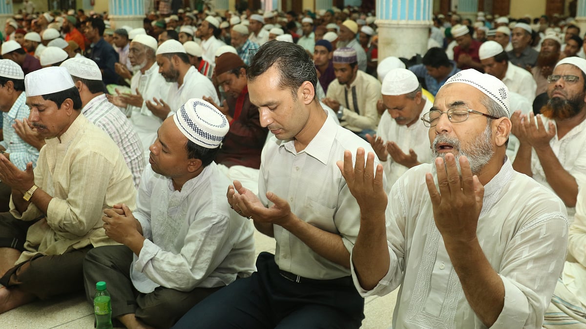 পবিত্র শবে বরাতের রাতে এশার নামাজের পর মোনাজাতে অংশ নেন মুসল্লিরা। ছবিটি বৃহস্পতিবার রাজধানীর বায়তুল মোকাররম মসজিদ থেকে তোলা। ছবি: আবদুস সালাম