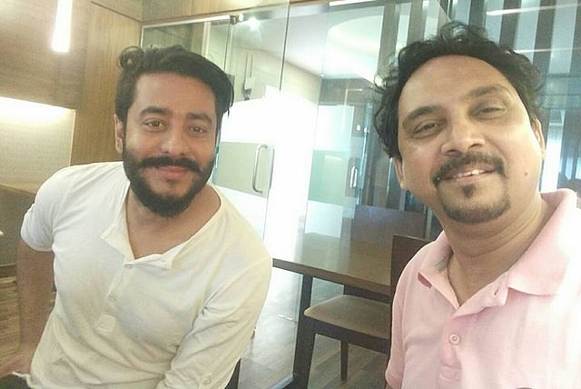 ঢাকায় একটি রেস্তোরাঁয় সন্দীপনের সেলফিতে রাজ