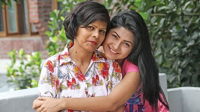 মা সুজান হকের সঙ্গে স্পর্শিয়া। ছবি: প্রথম আলো