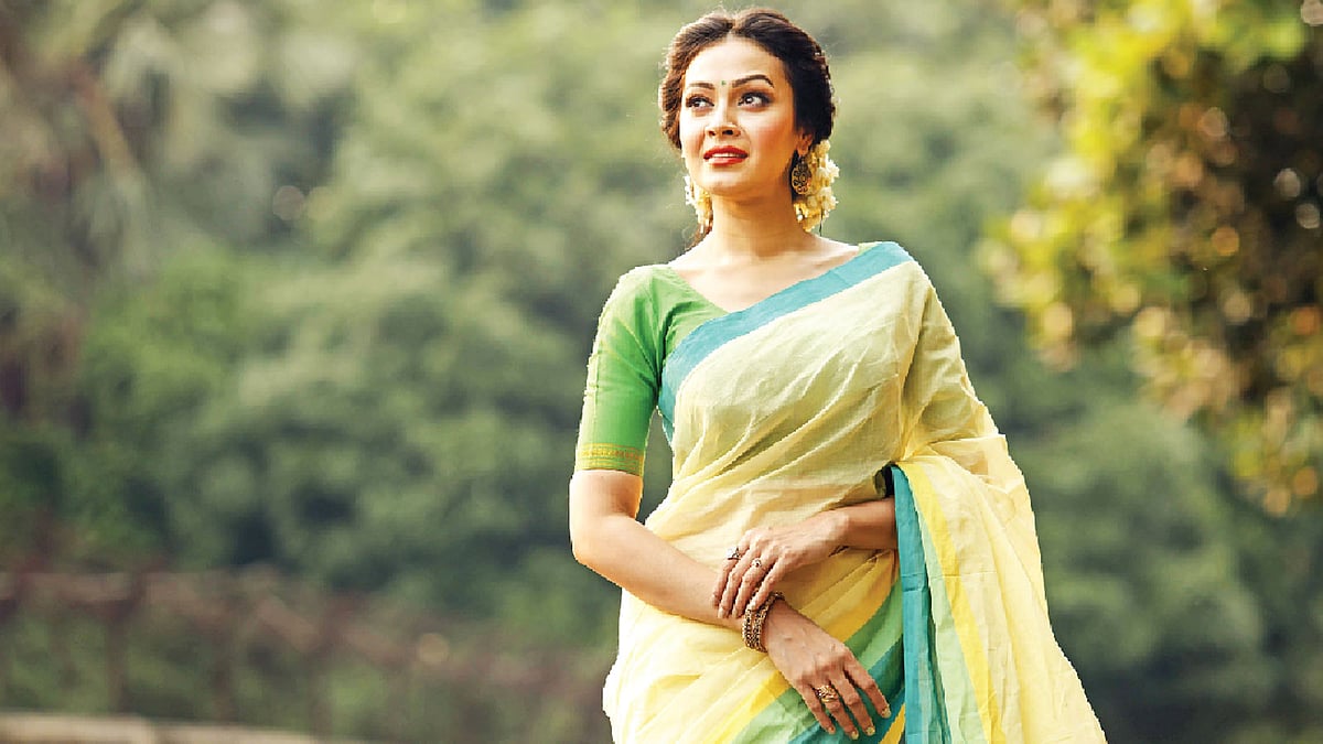 গরমে আরাম ও স্নিগ্ধতা এনে দেবে হালকা রঙের সুতির শাড়ি। মডেল: দীপা, পোশাক: দেশাল, সাজ: কিউবেলা, ছবি: সুমন ইউসুফ