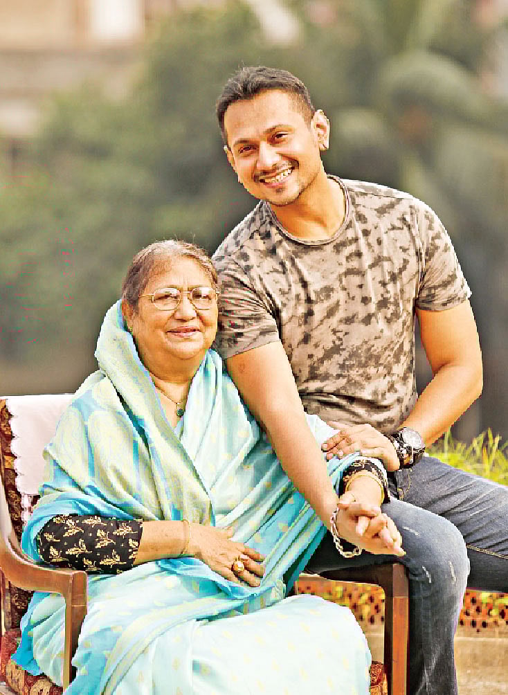 মায়ের সঙ্গে শাওন। ছবি: অধুনা