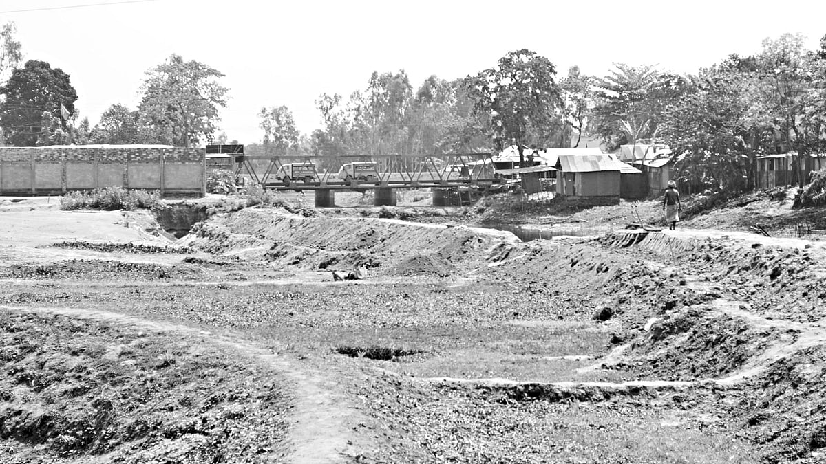 কুড়িগ্রামের উলিপুরে বুড়ি তিস্তা নদী ভরাট করে বিপণিবিতান নির্মাণ করা হয়েছে। এর পাশে মাটি খনন করে পুকুর তৈরি করা হচ্ছে। ছবিটি সম্প্রতি উলিপুর পৌরসভা এলাকা থেকে তোলা l প্রথম আলো