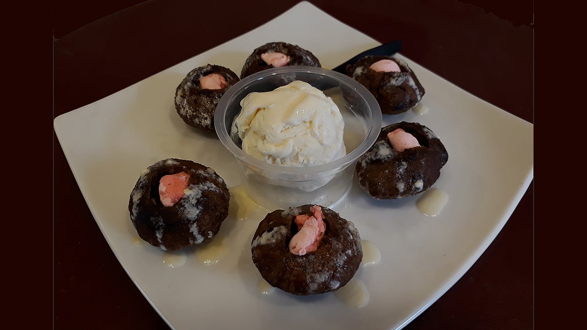 সাধারণ ফুচকার মতো এটিও মুচমুচে হয়। তবে স্বাদে ভিন্ন এই চকলেট ফুচকা। ছবি: সুহাদা আফরিন