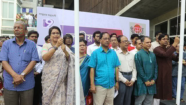 এইচএসবিসি-প্রথম আলো ভাষা প্রতিযোগ-২০১৭-এর জাতীয় উৎসবে পতাকা উত্তোলন ও জাতীয় সংগীত পরিবেশন। জাতীয় পতাকা উত্তোলন করেন বিশিষ্ট রবীন্দ্রসংগীতশিল্পী রেজওয়ানা চৌধুরী বন্যা এবং ভাষা প্রতিযোগের পতাকা উত্তোলন করেন প্রথম আলোর ব্যবস্থাপনা সম্পাদক সাজ্জাদ শরিফ। ছবি: আবদুস সালাম