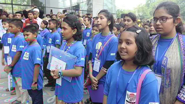 এইচএসবিসি-প্রথম আলো ভাষা প্রতিযোগ-২০১৭-এর জাতীয় উৎসব আজ শুক্রবার। রাজধানীর কৃষিবিদ ইনস্টিটিউশন মিলনায়তনে জাতীয় পতাকা উত্তোলনের সময় জাতীয় সংগীত পরিবেশন। ছবি: আবদুস সালাম