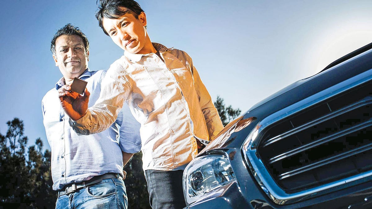 দূষণ কমাতে উদ্ভাবিত ছাঁকনি হাতে দুই বিজ্ঞানী শাহরিয়ার হোসেন (বাঁয়ে) ও ইয়ুসুকে ইয়ামাউচি l ছবি: পল জোনস