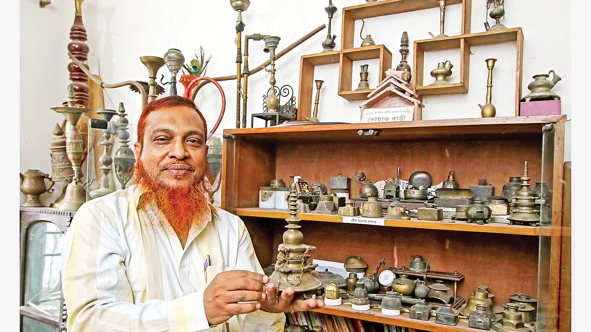 নিজের সংগ্রহের সামনে নাজমুল হক। ছবি: লেখক