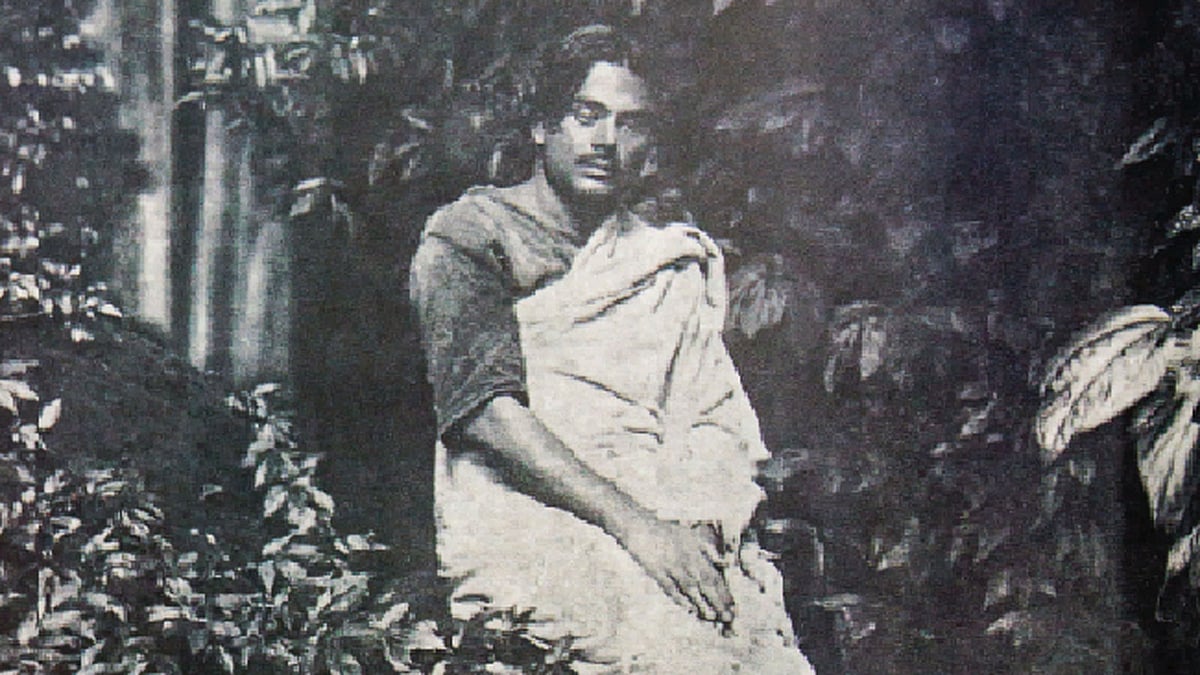 চট্টগ্রামের সীতাকুণ্ড পাহাড়ে কাজী নজরুল ইসলাম। ছবি: সংগৃহীত