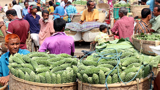 ৭ দফা দাবি বাস্তবায়নে উত্তরবঙ্গ ট্রাক, ট্যাংকলরি, কাভার্ড ভ্যান ও পিকআপ মালিক-শ্রমিক ঐক্য পরিষদ অধিকার আদায় বাস্তবায়ন কমিটির ডাকে দুই দিনের ধর্মঘট শুরু হয়েছে রোববার থেকে। ধর্মঘট প্রভাব ফেলেছ বগুড়ার মহাস্থান হাটে। ভ্যানভর্তি করলা নিয়ে ক্রেতার অপেক্ষায় কৃষক। ছবি: সোয়েল রানা