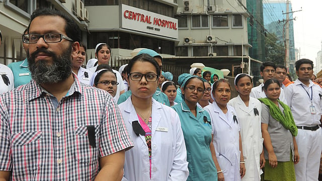 ১৮ মে ঢাকা বিশ্ববিদ্যালয়ের ছাত্রী মৃত্যুর ঘটনায় সেন্ট্রাল হসপিটালে ঢাকা বিশ্ববিদ্যালয়ের শিক্ষার্থীদের হামলার প্রতিবাদে রোববার দুপুরে হাসপাতালের সামনে মানববন্ধন করেছেন হাসপাতালের কর্মকর্তা-কর্মচারীরা। ছবিটি রাজধানীর গ্রিন রোড এলাকা থেকে তোলা। ছবি: আবদুস সালাম
