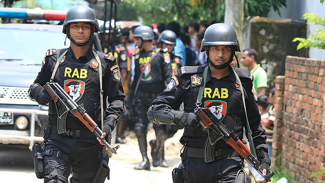 নরসিংদীর গাবতলীর উত্তরপাড়ায় সন্দেহভাজন জঙ্গি আস্তানায় র‍্যাব দ্বিতীয় দিনের মতো আজ রোববার অভিযান চালায়। ছবি: আশরাফুল আলম