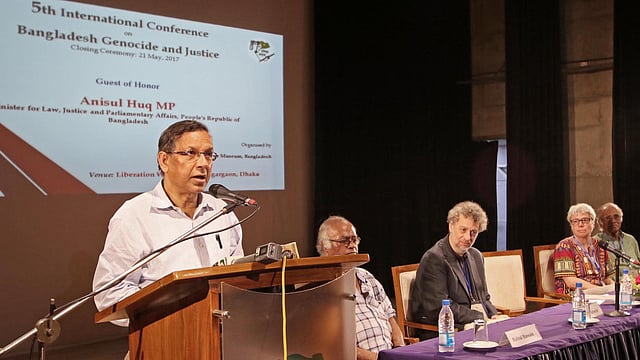 মুক্তিযুদ্ধ জাদুঘর আয়োজিত ‘বাংলাদেশ গণহত্যা এবং বিচার’ শীর্ষক পঞ্চম আন্তর্জাতিক সম্মেলনের শেষ দিনে সম্মানিত অতিথি হিসেবে বক্তৃতা করেন আইনমন্ত্রী আনিসুল হক। ছবিটি রোববার রাজধানীর আগারগাঁওয়ের মুক্তিযুদ্ধ জাদুঘর মিলনায়তন থেকে তোলা।ছবি: সাবিনা ইয়াসমিন