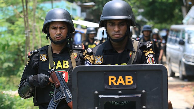 নরসিংদীর গাবতলীর উত্তরপাড়ায় সন্দেহভাজন জঙ্গি আস্তানায় র‍্যাব দ্বিতীয় দিনের মতো রোববার অভিযান চালাচ্ছে। ছবি: আশরাফুল আলম